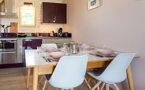 Les Corniches du Mont Canisy: Meubles, Propriété, Table, Cabinetry, Comptoir, Chaise, Cadre, Bois, Éclairage, Design Intérieur