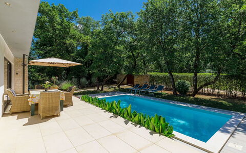 Villa Frleti: L'Eau, Plante, Ciel, Bâtiment, Piscine, Parapluie, Bleu Azur, Arbre, Ombre, Mobilier De Jardin