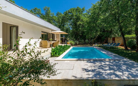 Villa Frleti: Plante, L'Eau, Propriété, Ciel, Bâtiment, Bleu Azur, Arbre, Ombre, Piscine, Fenêtre