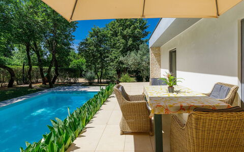 Villa Frleti: L'Eau, Plante, Meubles, Propriété, Bâtiment, Table, Bleu Azur, Ombre, Piscine, Parapluie
