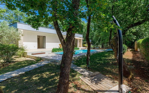 Villa Frleti: Plante, Bâtiment, Arbre, Branche, Ombre, Lot Terre, Fenêtre, Surface De La Route, Herbe, Paysage