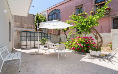 Bougainvillea Home: Meubles, Propriété, Confort, Bleu Azur, Bois, Textile, Bâtiment, Design Intérieur, Cadre De Lit, Lit