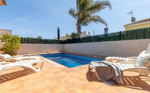 Marinera: Ciel, L'Eau, Plante, Piscine, Arbre, Design Intérieur, Ombre, Arecales, Mobilier De Jardin, Condominium