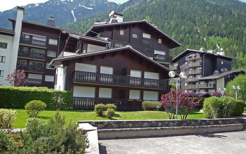 Chamonix 10: Plante, Bâtiment, Ciel, Montagne, Propriété, Fenêtre, Nuage, Maison, Arbre, Lot Terre