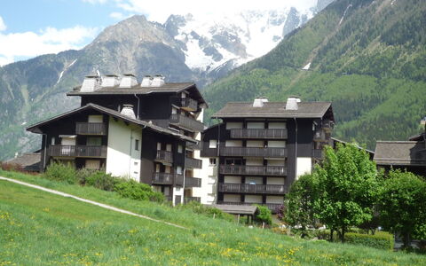 Chamonix 10: Nuage, Ciel, L'Eau, Propriété, Bâtiment, Plante, Bleu, Piscine, Bleu Azur, Paysage Naturel