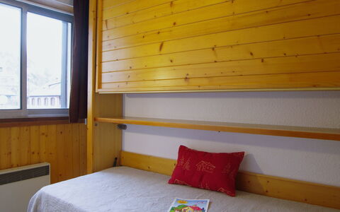 Chamonix 10: Pièce, Lit, Meubles, Chambre, Propriété, Jaune, Drap De Lit, Design Intérieur, Mur, Literie