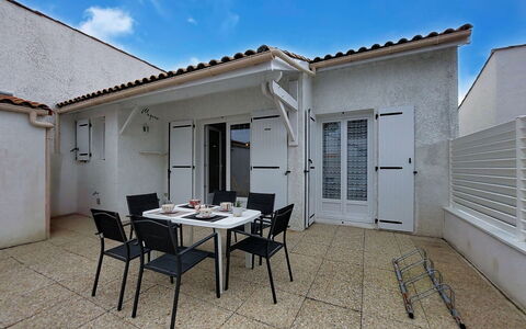 Les Mathes 500: Zone Résidentielle, Domicile, Porte, Appartement, Ombre, Balcon, Passerelle, Villa, Cour
