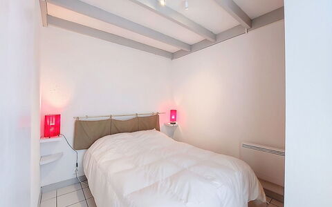 Les Mathes 500: Lit, Chambre, Meubles, Design Intérieur, Sol, Plafond, Sol, Drap De Lit, Pièce, Literie