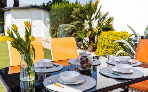 Les Mathes 500: Propriété, Meubles, Confort, Bois, Table, Télévision, Sol, Design Intérieur, Sol, Architecture
