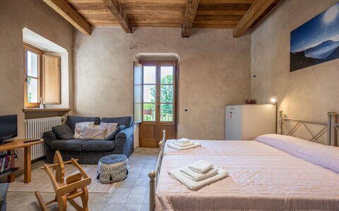 L'Appartamento del Monastero: Meubles, Bâtiment, Fenêtre, Confort, Bois, Maison, Design Intérieur, Sol, Cadre De Lit