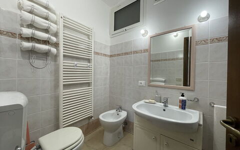 Lingueglietta 6: Miroir, Robinet, Luminaire Plomberie, Évier, Propriété, Photographier, Bâtiment, Lavabo, Blanc, Salle De Bains