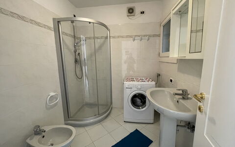 Villa Panoramica: Luminaire Plomberie, Robinet, Évier, Propriété, Tete De Douche, Miroir, Salle De Bains, Lavabo, Bâtiment, Violet