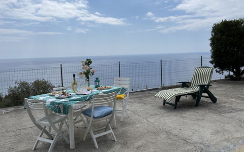 Villa Panoramica: Nuage, Ciel, L'Eau, Table, Propriété, Meubles, Bleu Azur, Chaise, Mobilier De Jardin, Ombre