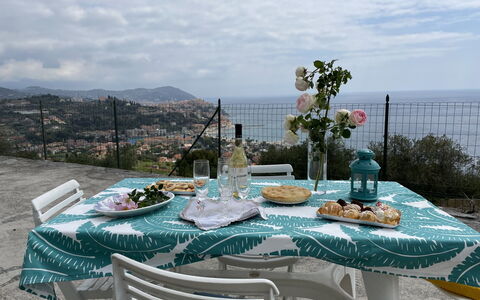 Villa Panoramica: Nuage, Table, Ciel, Propriété, Vaisselle, Nappe De Table, Bleu Azur, Plante, Décoration, Mobilier De Jardin