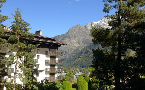 Chamonix 100: Ciel, Plante, Bâtiment, Montagne, Fenêtre, Nuage, Montagnes, Arbre, Botanique, Paysage Naturel