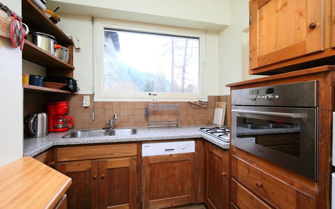 Chamonix 100: Comptoir, Cabinetry, Evier, Propriété, Meubles, Bâtiment, Évier, Cuisine, Robinet, Bois
