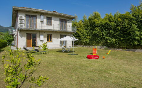 More e Lamponi: Ciel, Plante, Propriété, Bâtiment, Fenêtre, Arbre, Lot Terre, Maison, Chalet, Paysage Naturel