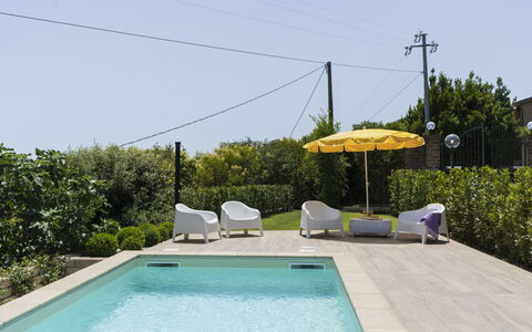 Villa Bougainvillea: L'Eau, Plante, Propriété, Ciel, Piscine, Ombre, Parapluie, Mobilier De Jardin, Bâtiment, Herbe