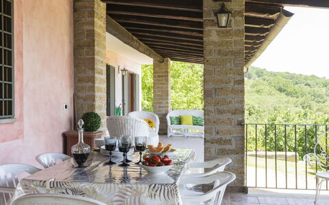 Villa Bougainvillea: Meubles, Plante, Fenêtre, Bâtiment, Table, Porche, Pot De Fleur, Chaise, Plante D'Appartement, Bois