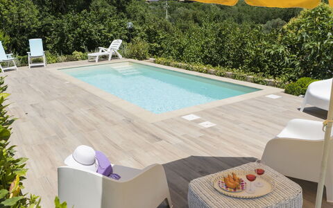 Villa Bougainvillea: Plante, L'Eau, Propriété, Meubles, Piscine, Bâtiment, Ombre, Chaise, Mobilier De Jardin, Design Intérieur