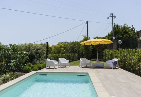 Villa Bougainvillea: L'Eau, Plante, Propriété, Ciel, Piscine, Ombre, Parapluie, Mobilier De Jardin, Bâtiment, Herbe