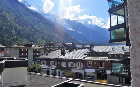 Chamonix 145: Nuage, Ciel, Montagne, Jour, Propriété, Bâtiment, Fenêtre, Lumière, Infrastructure, Architecture