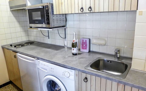 Chamonix 145: Cabinetry, Evier, Robinet, Évier, Propriété, Luminaire Plomberie, Buanderie, Cuisine, Comptoir, Cuisinière