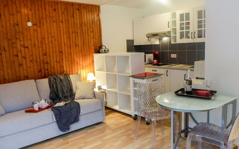 Chamonix 145: Meubles, Propriété, Table, Cabinetry, Canapé, Bois, Étagère, Comptoir, Électroménager, Architecture