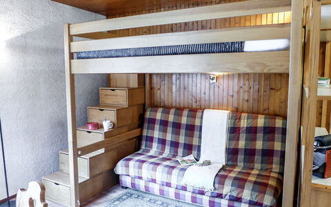 Chamonix 145: Meubles, Propriété, Bois, Design Intérieur, Oreiller, Confort, Tiroir, Sol, Cabinetry, Dur