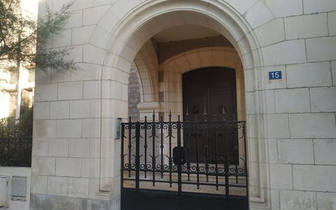 Roche Ronde: Propriété, Bâtiment, Brickwork, Arbre, Porte, Maison, Façade, Immobilier, Accueil Porte