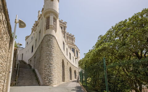 Roche Ronde: Ciel, Bâtiment, Plante, Arbre, Maison, Fenêtre, Surface De La Route, Façade, Ville