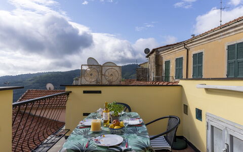 Pietrabruna 673: Nuage, Ciel, Table, Fenêtre, Meubles, Bâtiment, Chaise, Plante D'Appartement, Plante, Pot De Fleur