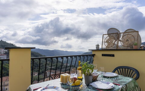 Pietrabruna 673: Nuage, Ciel, Table, Vaisselle, Meubles, Propriété, Bâtiment, Plante, Chaise, Pot De Fleur