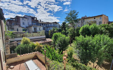 Loft Lucca: Nuage, Ciel, Bâtiment, Plante, Fenêtre, Architecture, Végétation, Arbre, Design Urbain, Maison