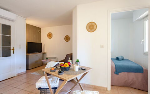 Résidence Villa Toscane: Propriété, Porte, Bois, Table, Éclairage, Design Intérieur, Peindre, Sol, Maison