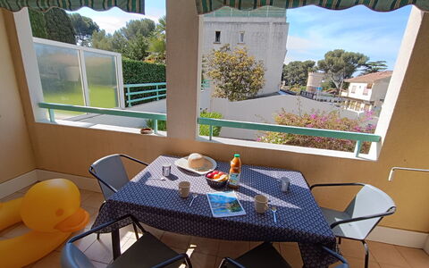 Résidence Villa Toscane: Meubles, Chaise, Mobilier De Jardin, Table, Tableau De Plein Air, Table Cuisine Et Salle A Manger, Table Basse, Ombre, Balcon, Patio