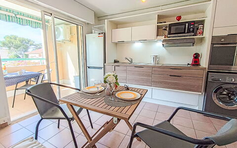 Résidence Villa Toscane: Meubles, Appartement, Chaise, Principaux Appliance, Table Cuisine Et Salle A Manger, Balcon, Tache De Bois, Plante D'Appartement, Cuisine, Aluminium