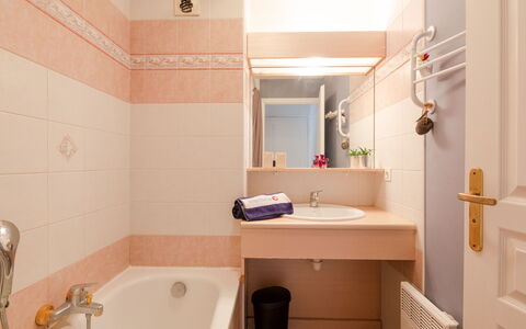Résidence Villa Toscane: Propriété, Baignoire, Luminaire Plomberie, Robinet, Salle De Bains, Bâtiment, Lavabo, Design Intérieur, Architecture