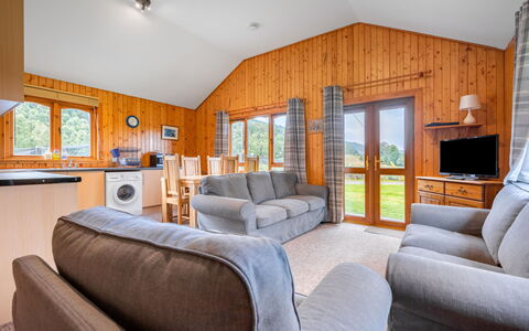 Drumnadrochit 700: Cadre, Meubles, Propriété, Confort, Bois, Fenêtre, Canapé, Ombre, Architecture, Table