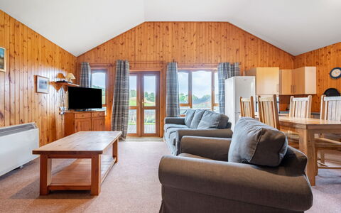 Loch Meilke 2 Bed: Meubles, Bâtiment, Confort, Fenêtre, Canapé, Bois, Design Intérieur, Lampe, Sol, Ombre