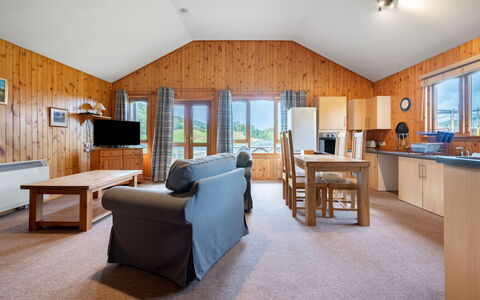 Loch Meilke 2 Bed: Table, Propriété, Meubles, Fenêtre, Confort, Canapé, Bois, Chaise, Éclairage, Design Intérieur