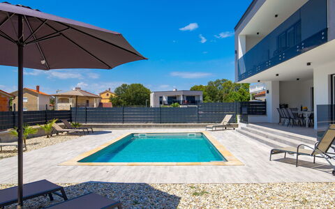Villa Palma: Ciel, Plante, Propriété, Bâtiment, Piscine, Bleu Azur, Fenêtre, Ombre, Architecture, Condominium