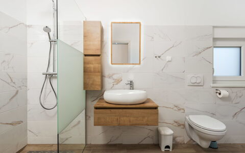 Villa Palma: Miroir, Robinet, Luminaire Plomberie, Lavabo, Évier, Bâtiment, Salle De Bains, Bois, Rectangle, Violet