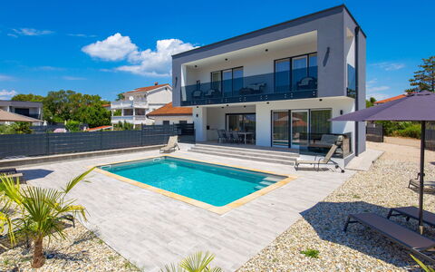 Villa Palma: Ciel, Plante, Nuage, Piscine, Bâtiment, Ombre, Fenêtre, Design Urbain, L'Eau, Lot Terre