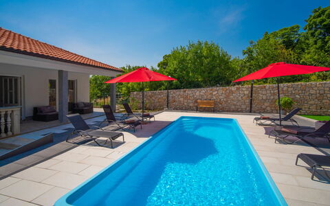 Olivia: L'Eau, Plante, Ciel, Propriété, Bâtiment, Meubles, Piscine, Bleu, Bleu Azur, Chaise