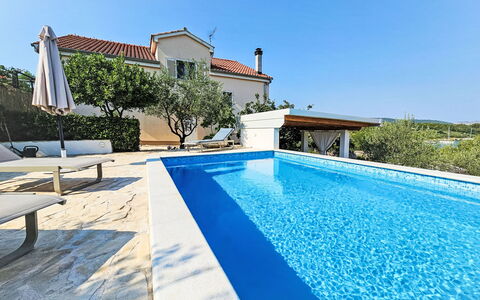 Katenas: L'Eau, Ciel, Plante, Piscine, Bleu Azur, Bâtiment, Rectangle, Ombre, Arbre, Mobilier De Jardin