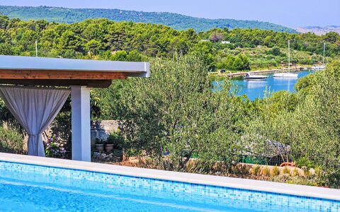 Katenas: L'Eau, Propriété, Plante, Ciel, Piscine, Bleu Azur, Bleu, Ombre, Rectangle, Mobilier De Jardin