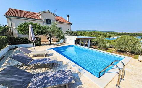 Katenas: Ciel, Propriété, Plante, Bâtiment, Piscine, Bleu Azur, Mobilier De Jardin, L'Eau, Rectangle, Ombre