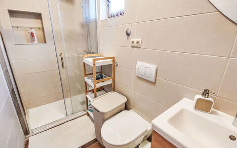 Ante: Siège De Toilette, Toilette, Luminaire Plomberie, Sol, Salle De Bains, Sol, Design Intérieur, Plomberie, Évier, Pièce