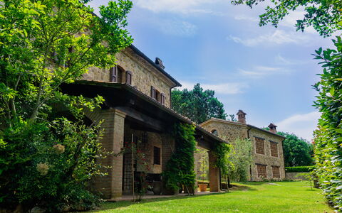 Villa Sant'anna: Plante, Ciel, Bâtiment, Nuage, Fenêtre, Vert, Arbre, Paysage Naturel, Herbe, Chalet